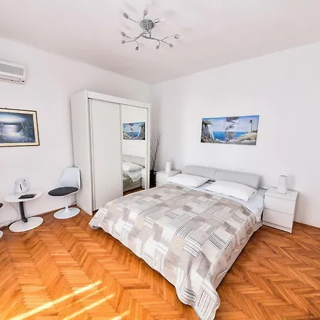 Benelux Апартаменти *